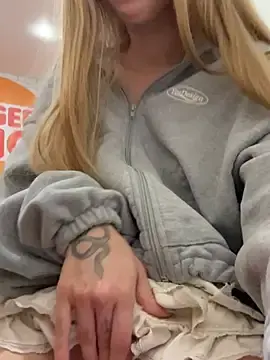Stripchat Watch Live Sex Cams of kira_mia